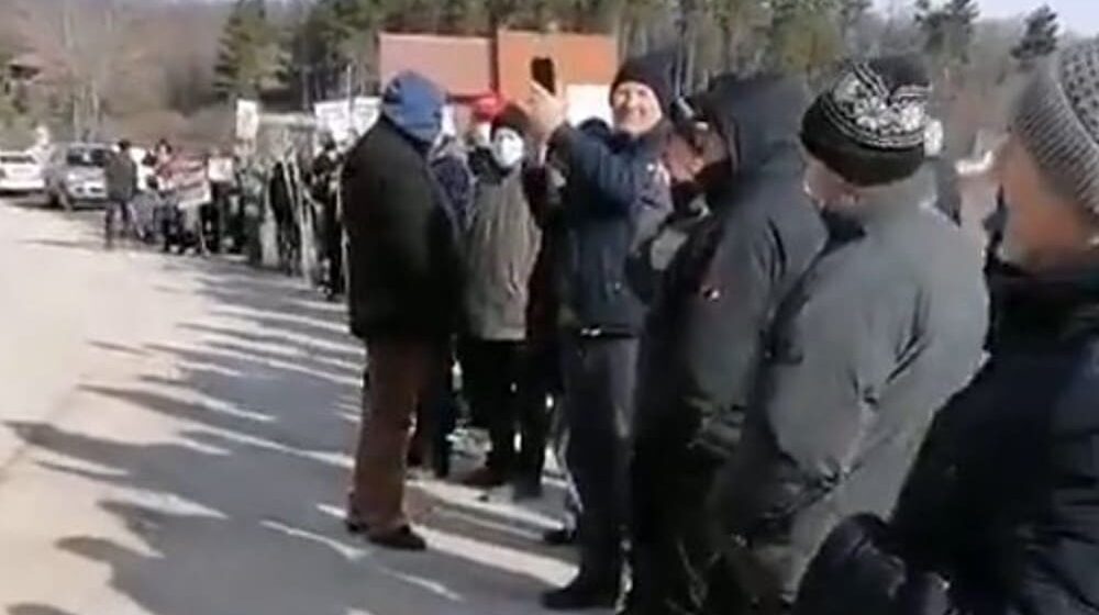 Meštani Krivelja zvižducima dočekali direktora "Ziđina" 1