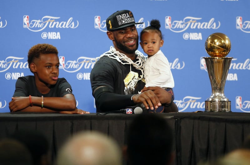 Lebron Džejms odlazi iz Lejkersa da bi igrao sa Bronijem Džejmsom 1