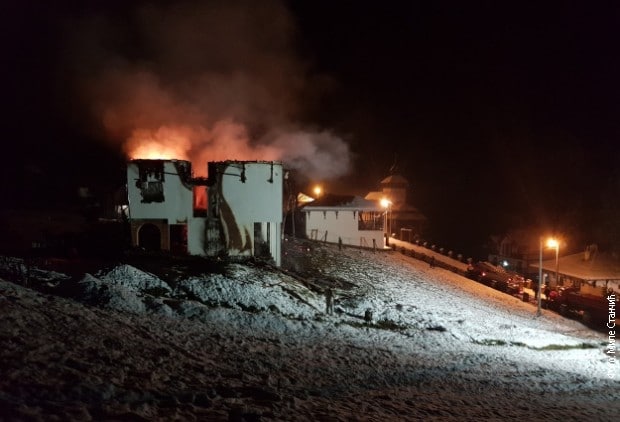 MUP: Lokalizovan požar u manastiru kod Ljubovije, nema povređenih (VIDEO) 1
