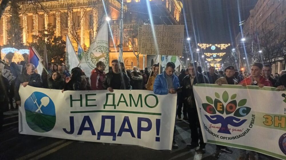 Ekološki aktivisti posle šetnje, stigli do "etno-sela" ispred Predsedništva gde će "kampovati" (FOTO) 1