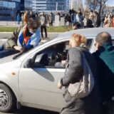 Automobilom na demonstranta