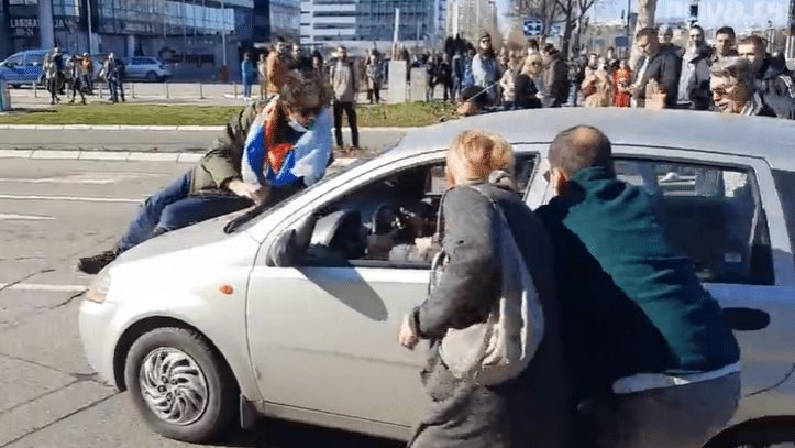 Automobilom na demonstranta