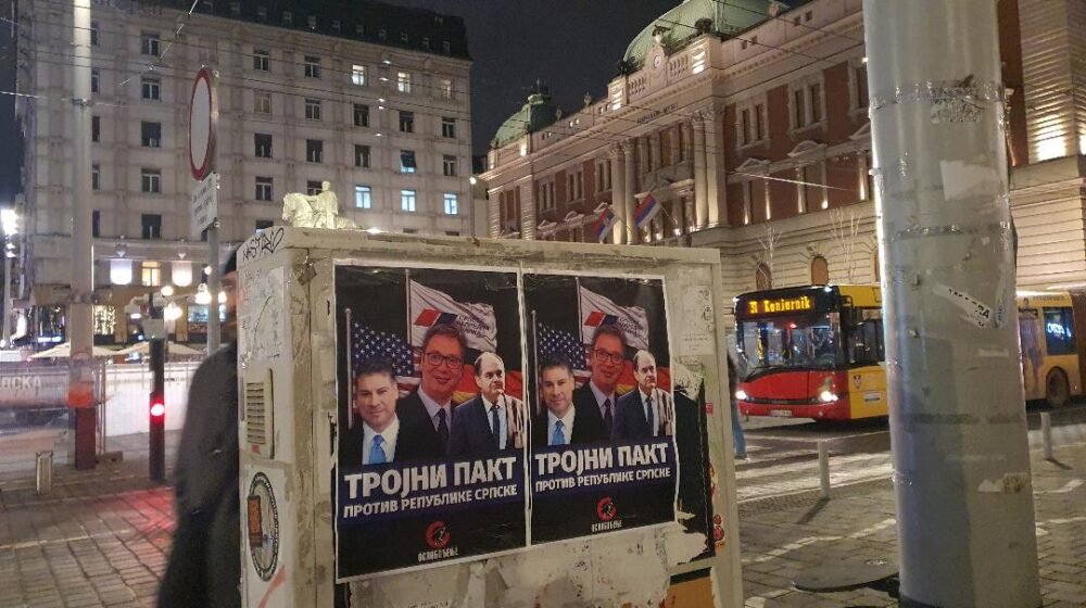 Aktivisti Oslobođenja oblepili centar Beograda plakatima protiv Vučića, Lajčaka, Eskobara i Šmita 1