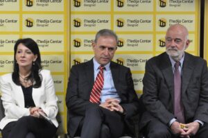 Vuk Jeremić najglasnije aplaudirao Ponošu: Šta nam govori nastup lidera opozicije 2 Vuk Jeremić najglasnije aplaudirao Ponošu: Šta nam govori nastup lidera opozicije 1