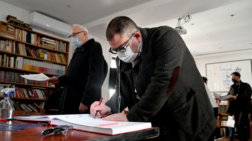 "Logistički i materijalni izazov, a troškovi registrovanja mogu dostići i 100.000 evra": Koliko je potpisa bilo potrebno da se osnuje politička partija? 1