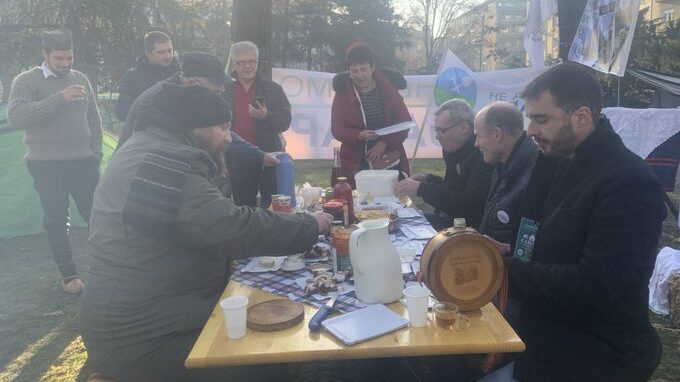 Šta objavljuju oni koji kampuju ispred Vučićevih vrata (FOTO) 1