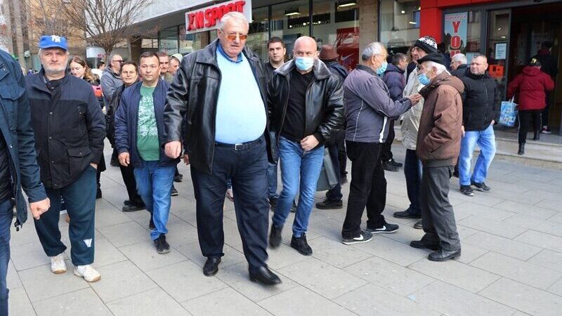 Šešelj u Vranju delio knjige 1