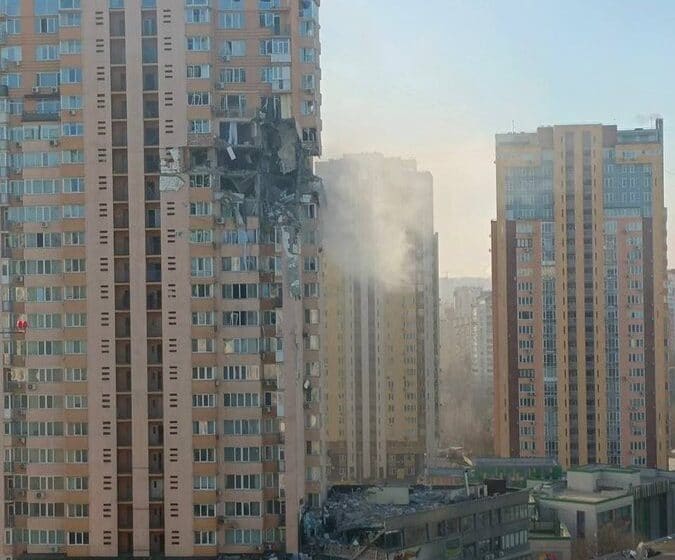 Ukrajinska vojska: Napadnut centar Kijeva, pogođena stambena zgrada 1
