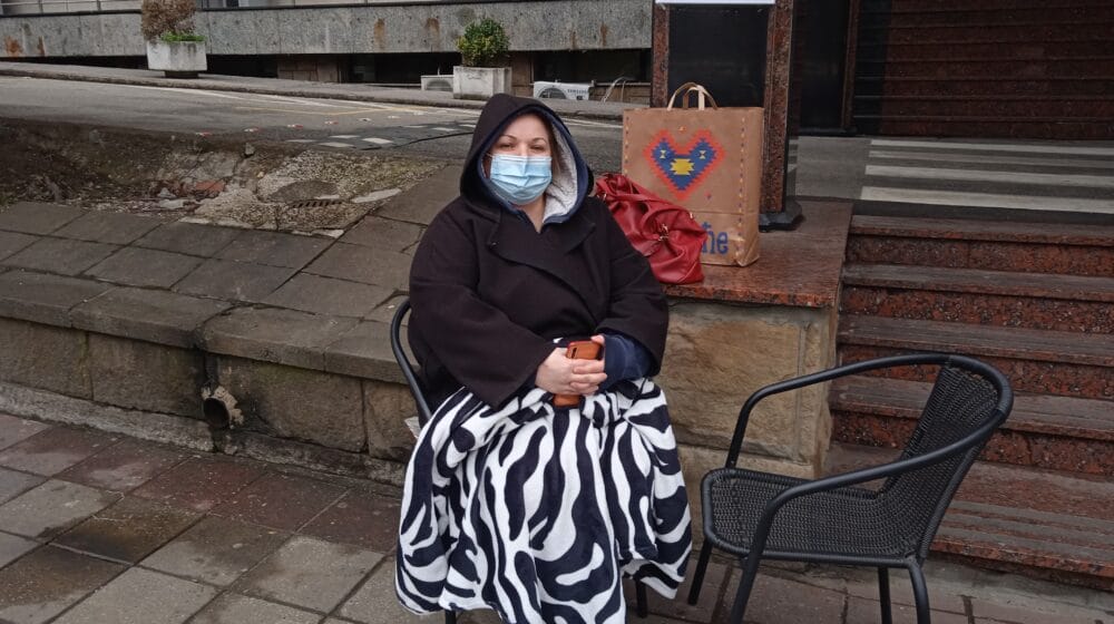 Zbog čega je beogradska profesorka istorije počela, pa prekinula štrajk glađu ispred Ministarstva 1