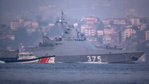 Džon Hili, britanski ministar odbrane izjavio je danas da se „ruski špijunski brod, Jantar, nalazi na ivici britanskih voda severno od Škotske, nakon što je ušao u šire vode Velike Britanije u poslednjih nekoliko nedelja".