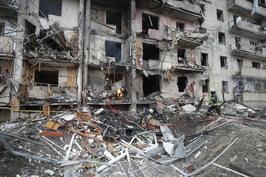Ostaci raketa u naseljima, deca u skloništima: Dan posle ruskog napada na Kijev u 10 fotografija 5