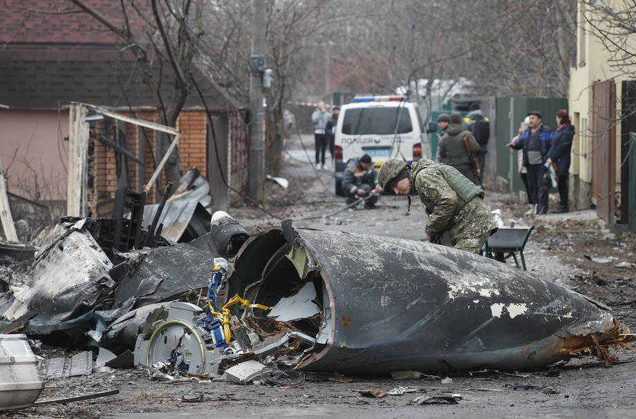 Ostaci raketa u naseljima, deca u skloništima: Dan posle ruskog napada na Kijev u 10 fotografija 7