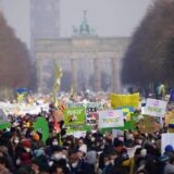 Najmanje 100.000 demonstranata u Berlinu u znak solidarnosti s Ukrajinom 3