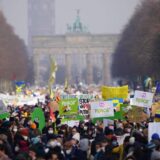 Najmanje 100.000 demonstranata u Berlinu u znak solidarnosti s Ukrajinom 10