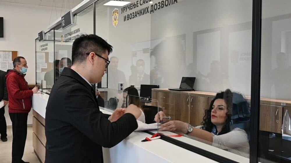 Kineskom državljaninu uručena srpska vozačka dozvola, srpskim državljanima u Kini kineska 1