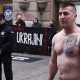 Provokacije na protestu Žena u crnom: Mladić sa tetovažom Ratka Mladića se skinuo go do pojasa 13