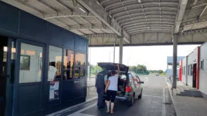 Ministarstvo unutrašnjih poslova (MUP) Srbije saopštilo je danas da od 12. oktobra 2025. počinje postepena primena novog sistema ulaska/izlaska (entry/exit system – EES) Evropske unije (EU), koji se odnosi na sve osobe koje nisu državljani članica EU i nemaju regulisan boravak u zemljama "Šengen zone".