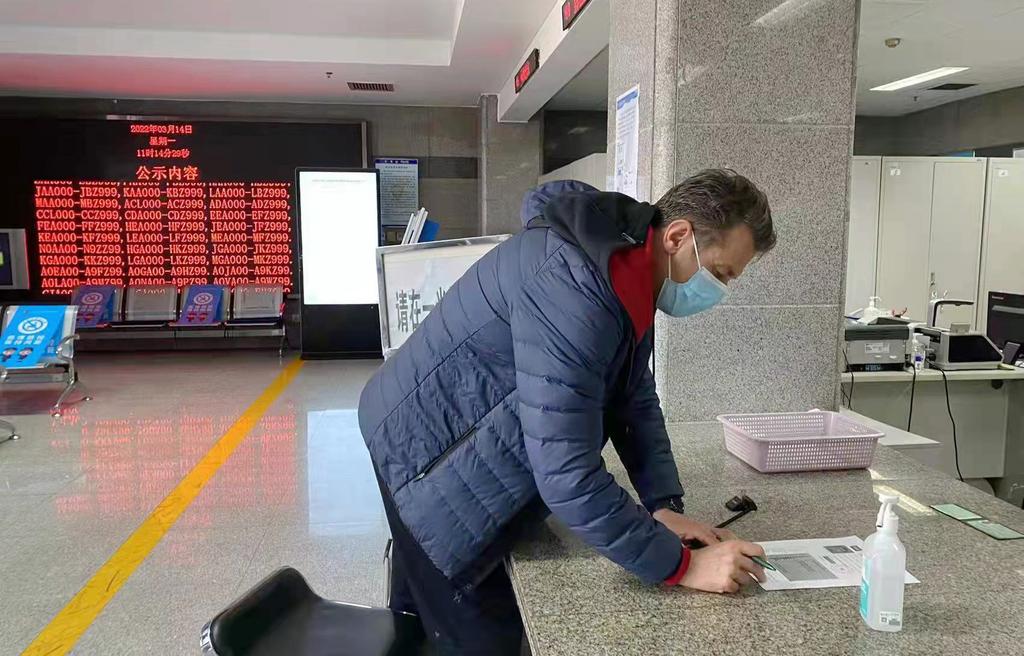 Kineskom državljaninu uručena srpska vozačka dozvola, srpskim državljanima u Kini kineska 2