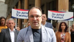 U uputstvu SNS-a za kampanju od vrata do vrata domovi građana koji ih ne podržavaju nazvani "brlogom", užički SNS demantuje verodostojnost papira 4 U uputstvu SNS-a za kampanju od vrata do vrata domovi građana koji ih ne podržavaju nazvani "brlogom", užički SNS demantuje verodostojnost papira 4