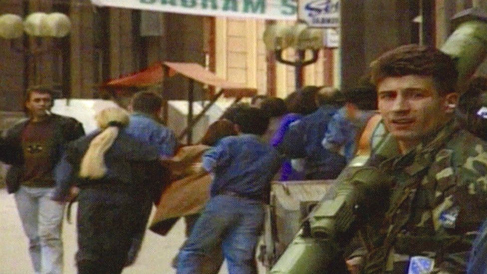 Opsada Sarajeva, grupa civila beži od pucnjave.