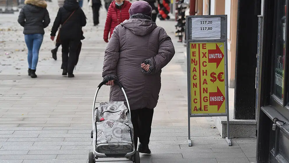 U menjačnicama u Beogradu prodajni kurs evra do 119,12 dinara 1