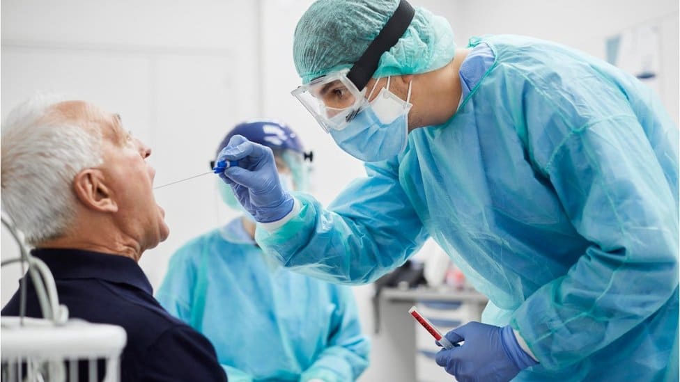 Korona virus: U Srbiji epidemiološka situacija sve bolja, Belgija ukida većinu mera 1 Man getting test