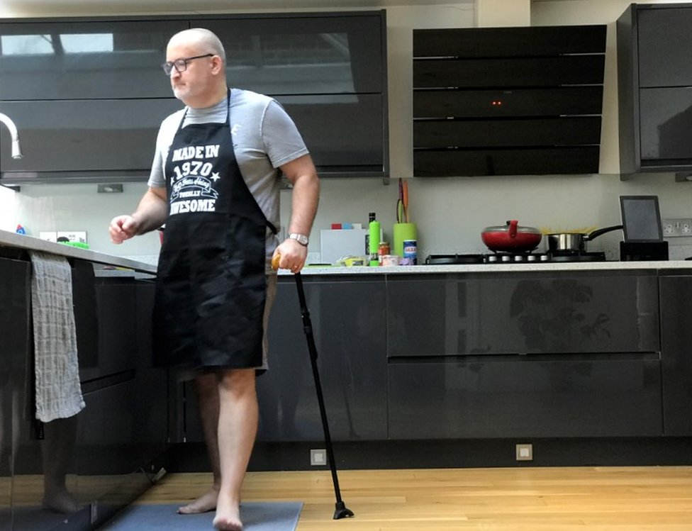 Retke bolesti - fibromialgija: „Kako mi je kuvanje povratilo porodicu“ 4 Ian Taverner standing in his kitchen with his walking stick