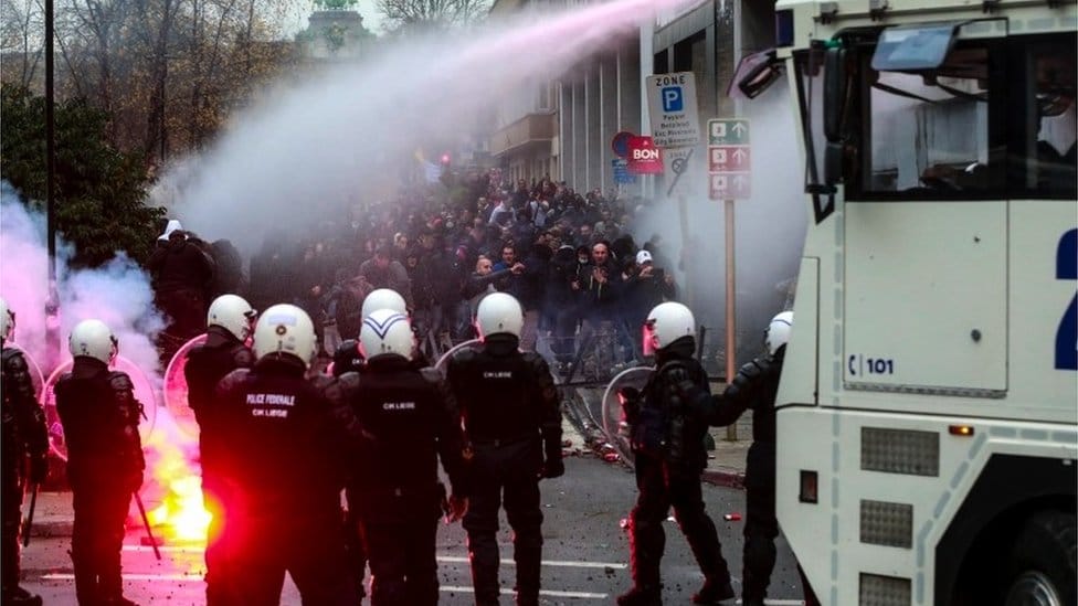 Korona virus i kovid pandemija: Dve godine borbe s virusom - šta smo naučili 2 Police in Belgium use water cannon against protesters