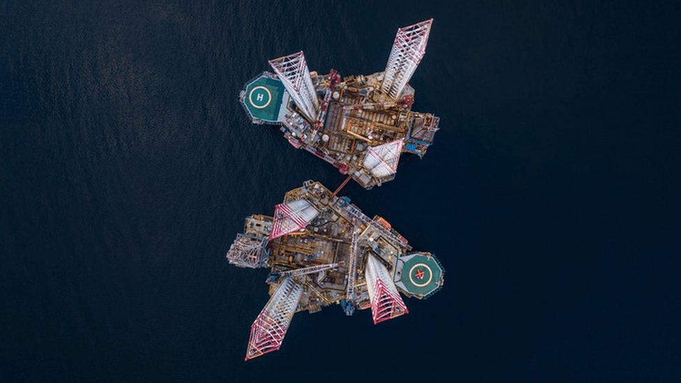 Arhitektura i životna sredina: Zašto živimo u „eri veštačkih ostrva“ 11 Aerial image of two offshore oil platforms, Cromarty Firth, Scotland, United Kingdom