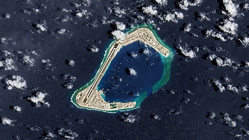 Arhitektura i životna sredina: Zašto živimo u „eri veštačkih ostrva“ 13 A satellite image of Subi Reef, an artificial island being developed in the South China Sea.