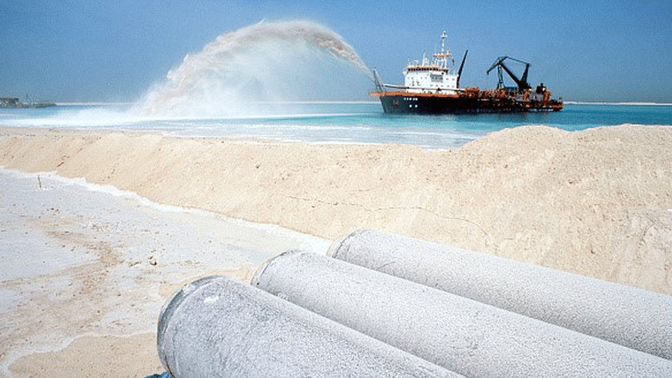 Arhitektura i životna sredina: Zašto živimo u „eri veštačkih ostrva“ 3 A dredger pumps sand onto an artificial island in Dubai, UAE