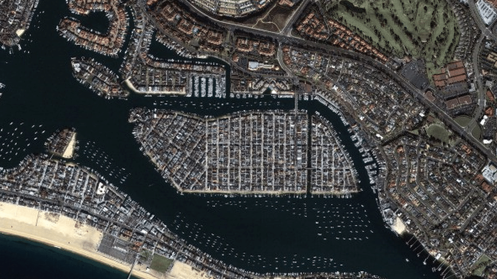 Arhitektura i životna sredina: Zašto živimo u „eri veštačkih ostrva“ 10 A satellite image of the Balboa Island, Newport Beach, California, US