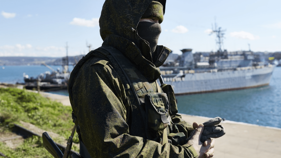 Ukrajina, Rusija, kriza i sukob: Šta je NATO i zašto mu Moskva ne veruje 4 A Russian soldier stands in front of a naval vessel in the Crimea