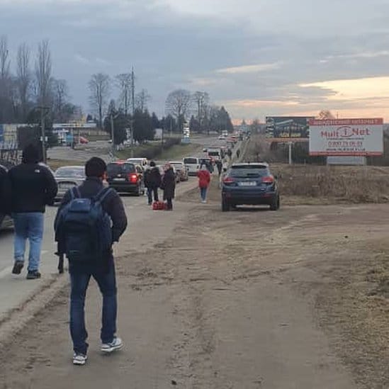 Ukrajina i Rusija: „Pobegla sam iz Kabula, a sada sam usred rata u Kijevu“ 5 A queue of cars and people walking in an area close to the Polish border in Ukraine