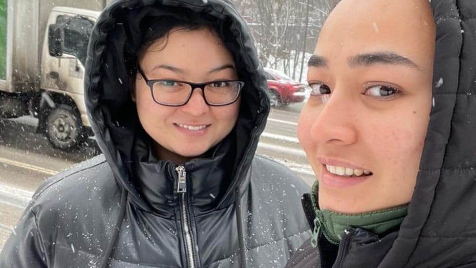 Ukrajina i Rusija: „Pobegla sam iz Kabula, a sada sam usred rata u Kijevu“ 1 Fazila Haidari and her sister in Ukraine