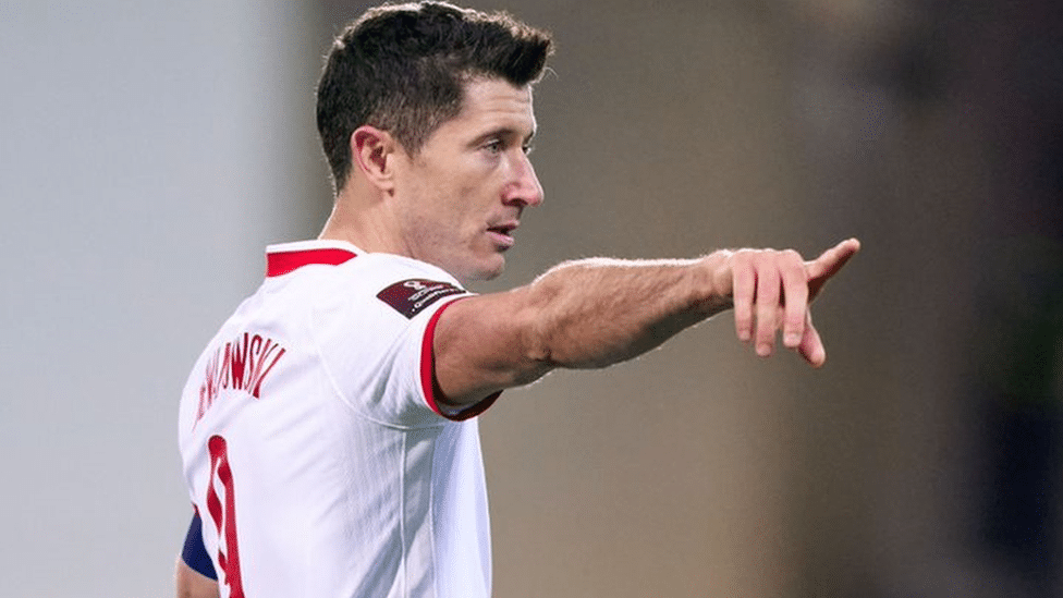 Ukrajina i Rusija: Kako sportski svet reaguje na rat u Ukrajini 2 Robert Lewandowski in action for Poland
