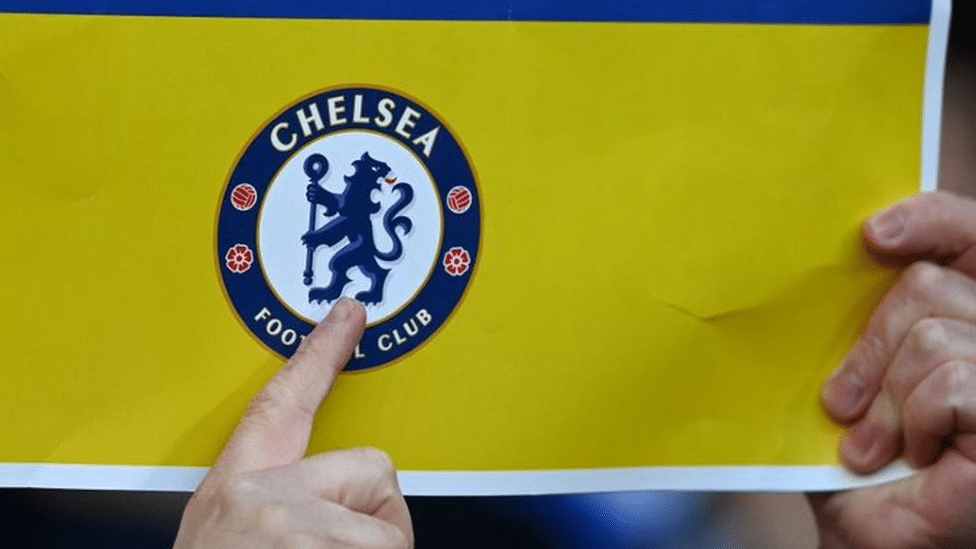 Ukrajina i Rusija: Kako sportski svet reaguje na rat u Ukrajini 3 A Chelsea fan showing a placard with the Ukrainian flag and the club crest