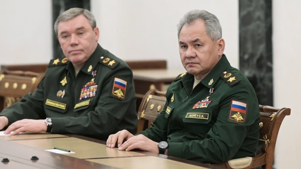 Rusija i Ukrajina: S kim se predsednik Rusije Vladimir Putin konsultuje kada donosi krupne odluke 7 Russian Defence Minister Sergei Shoigu (R) and Russian General Staff Chief Valery Gerasimov (L) attend a meeting with Russian President, in Moscow, Russia, 27 February 2022