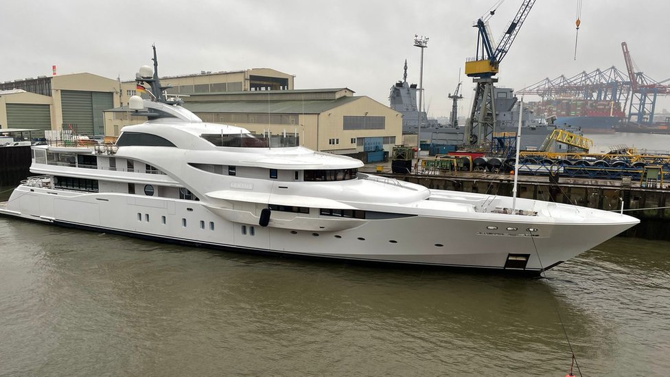 Putinova jahta: Plovilo evakuisano iz Hamburga pre početka rata - sada znamo kome bi ona mogla da pripada 1 яhta