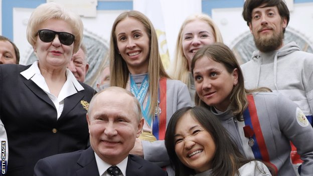 Rusija i Ukrajina: Paraolimpijci Rusije i Belorusije učestvovaće na Zimskim igrama kao neutralni, bez nacionalnih obeležja 2 Russian President Vladimir Putin with Paralympic athletes