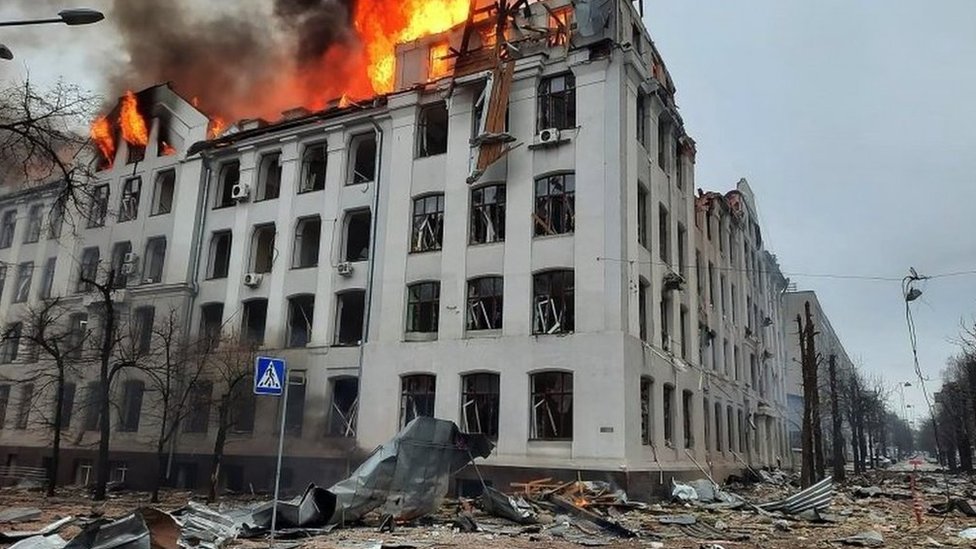 Ukrajina i Rusija: Šta je ratni zločin 1 A building with blown out windows on fire