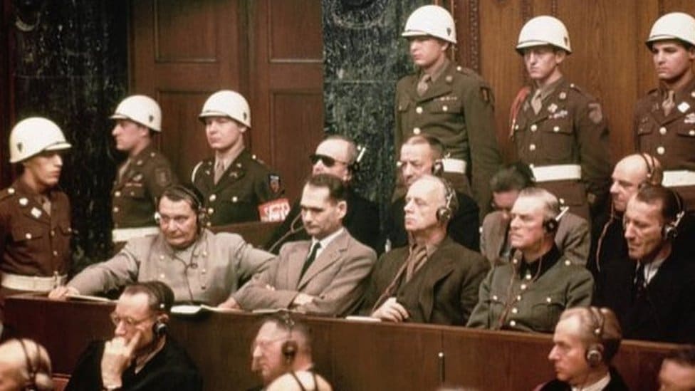 Ukrajina i Rusija: Šta je ratni zločin 4 A group of Nazi defendants in court, surrounded by police