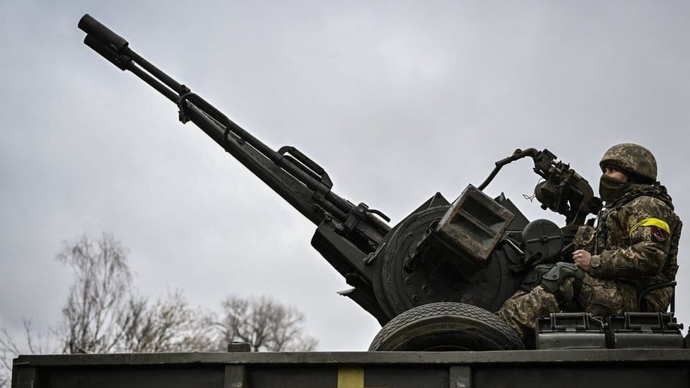 Rusija i Ukrajina: Dan deseti - šta znamo do sada 1 An Ukrainian soldier keeps position sitting on a ZU-23-2 anti-aircraft gun at a frontline, northeast of Kyiv on March 3, 2022.