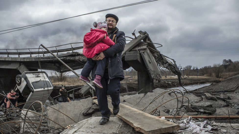 Civili prelaze preko srušenog mosta u gradiću Irpin, nadomak Kijeva, koji se našao između dve vojske.