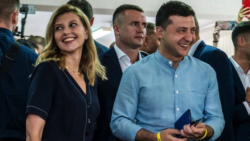 Olena Zelenska (L) and her husband, Ukrainian President Volodymyr Zelenskiy (R), cast their ballots in parliamentary elections on July 21, 2019 in Kiev, Ukraine