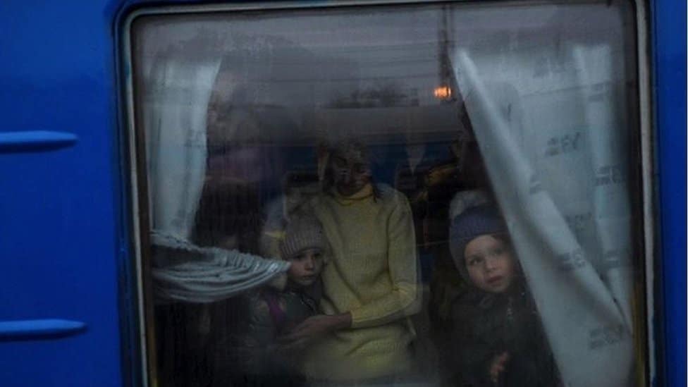 Ukrajina i Rusija: Da li će ključna luka Odesa biti sledeća ruska meta 5 Children and their mother peering out of a train window