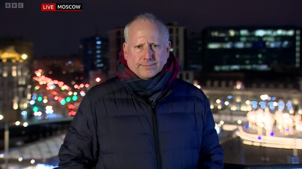 Rusija, Ukrajina i mediji: Novinari BBC Njuza ponovo izveštavaju iz Rusije 1 BBC correspondent Steve Rosenberg reporting live from Moscow on the Six O'Clock News on BBC One on Tuesday