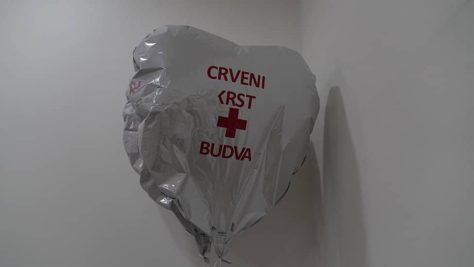 balon u crvenom krstu
