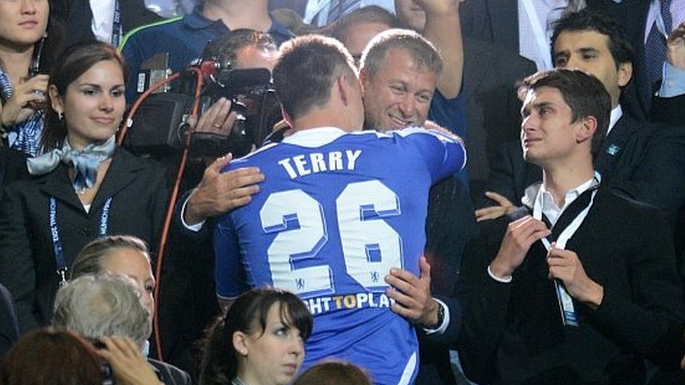Roman Abramovič i Rusija: Od siročeta do sankcionisanog oligarha 4 Roman Abramovich embraces John Terry
