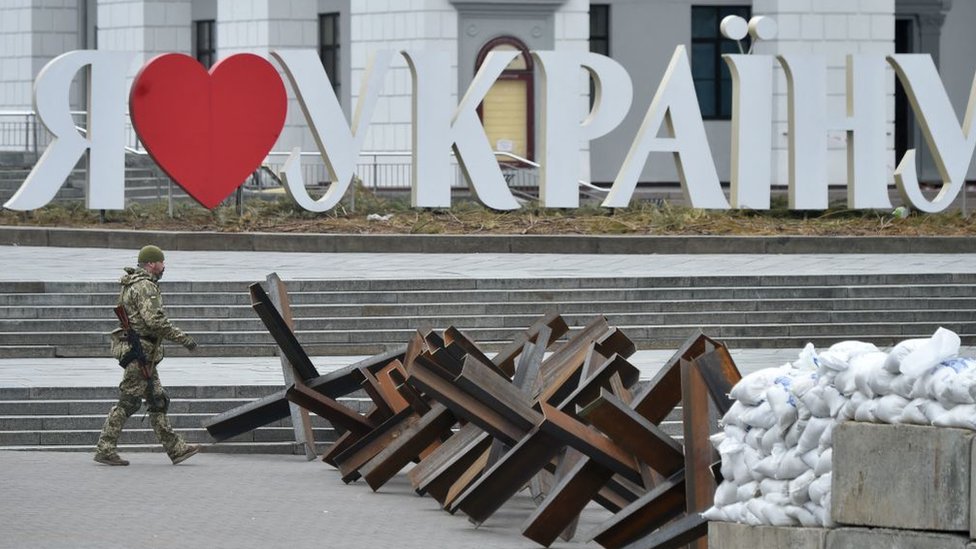 Rusija i rat u Ukrajini: Kako se Kijev priprema za ruski napad 1 Soldier walks past defence barriers in Kyiv